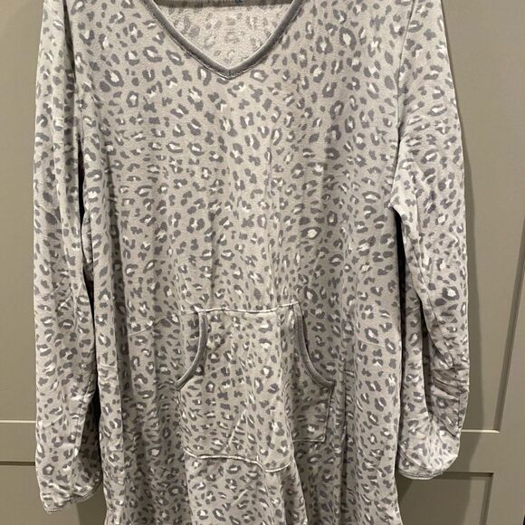 Cozy leopard print lounge wear. Very soft with pockets! - Picture 1 of 3